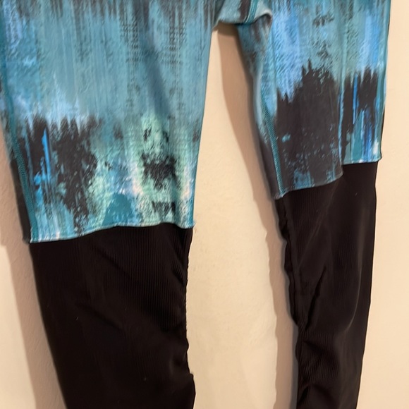ALO Yoga Goddess Ribbed Leggings Blue Abstract  & Black Leg Warmers Size M - Picture 5 of 8